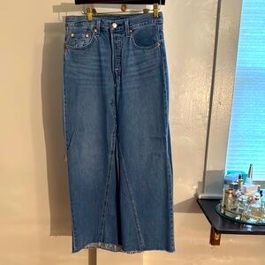 Levi's Jean skirt. Classic!